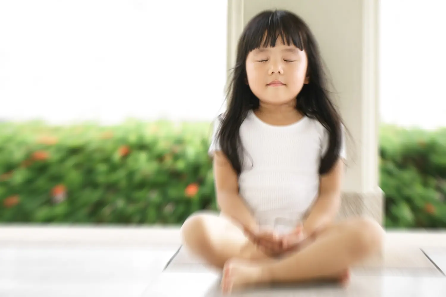 Kleines Mädchen macht Yoga von Martina Meitzler Coach für Achtsamkeit und Gesundheit