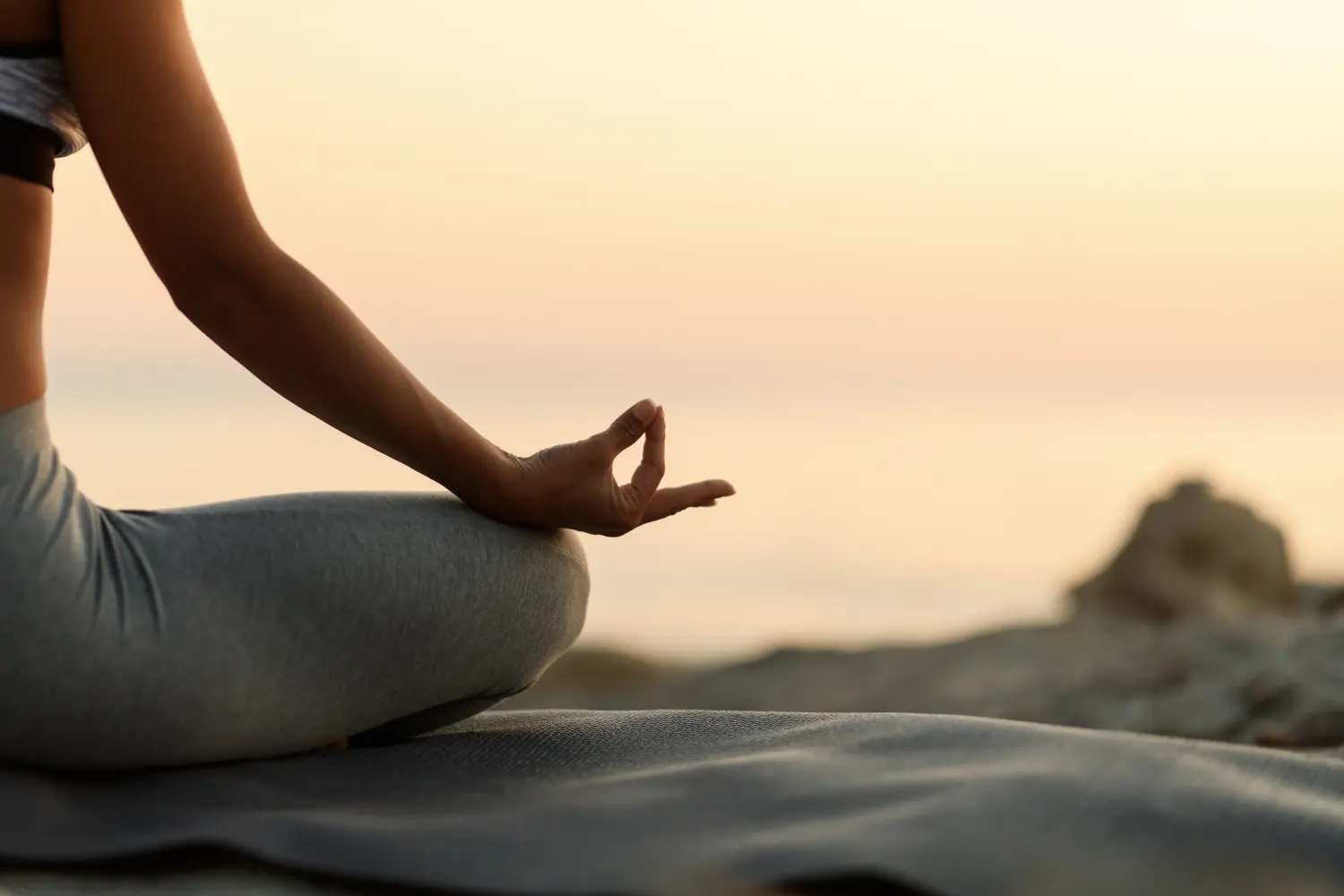 Männerhand beim Yoga von Martina Meitzler Coach für Achtsamkeit und Gesundheit