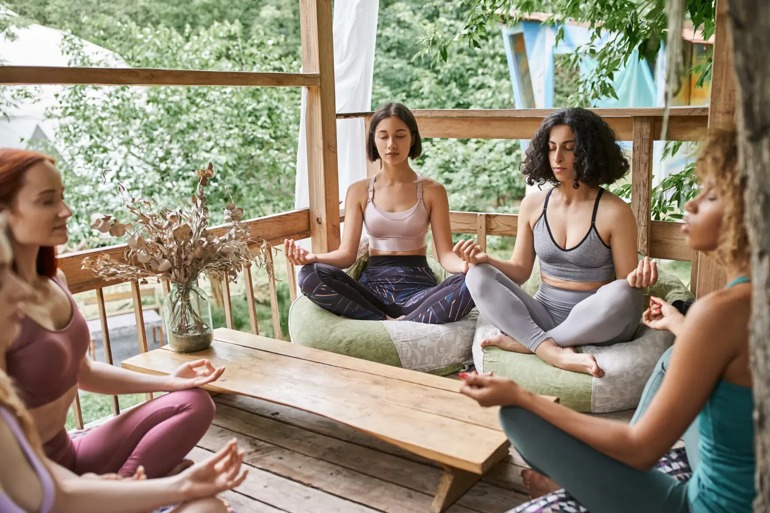 Zwei Mädchen machen Yoga von Martina Meitzler Coach für Achtsamkeit und Gesundheit