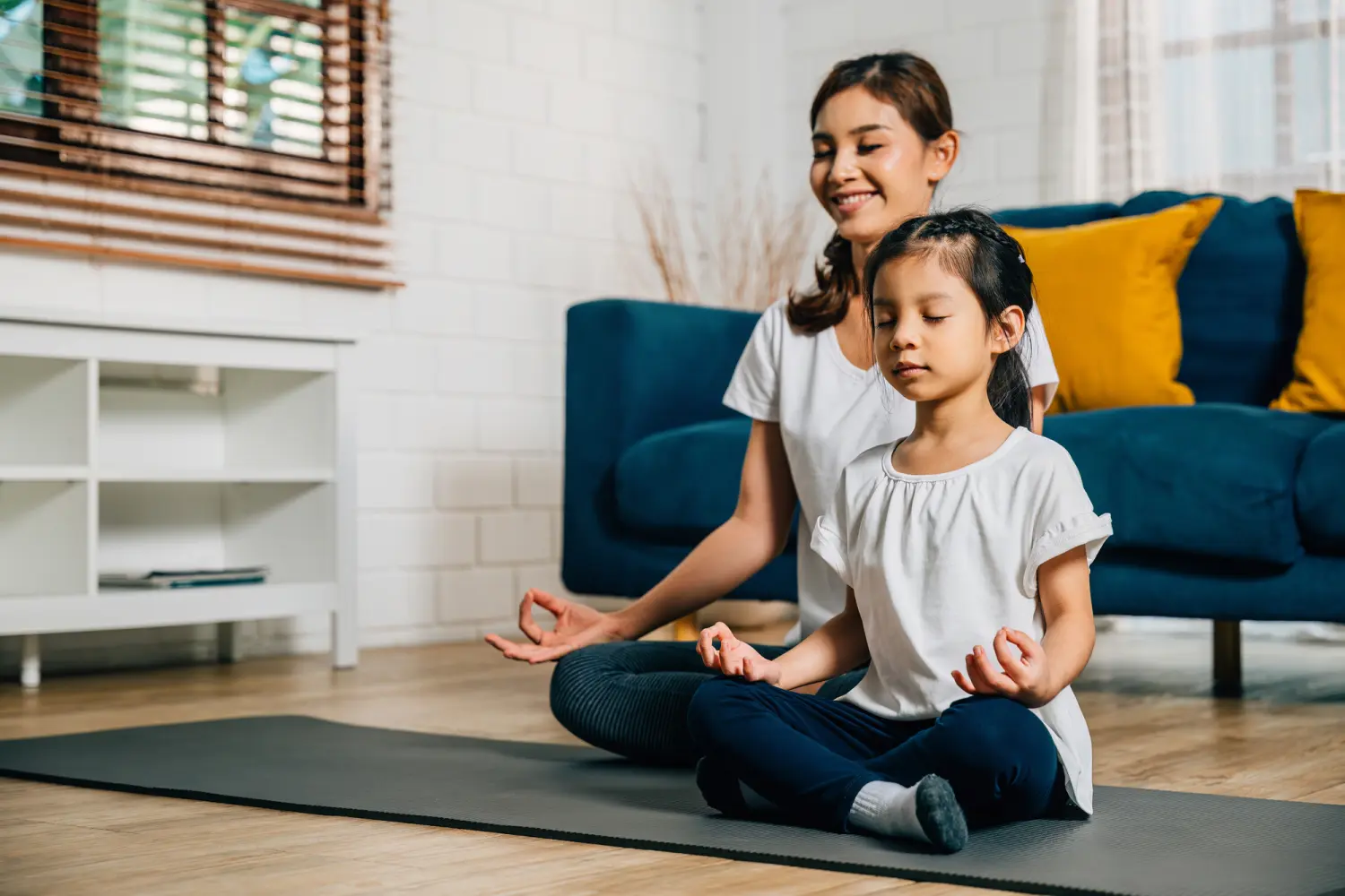 Kind und Trainer machen Yoga von Martina Meitzler Coach für Achtsamkeit und Gesundheit
